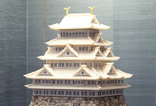 真珠を全面にあしらった名古屋城などのオブジェを多数展示